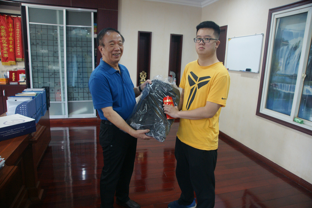 2019年董事長(zhǎng)資助貧困生上大學(xué)